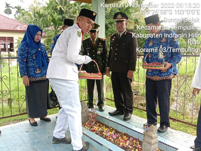 Danramil 03/Tempuling bersama Forkipincam Ziarah ke Makam Pahlawan Sahdan Hamis