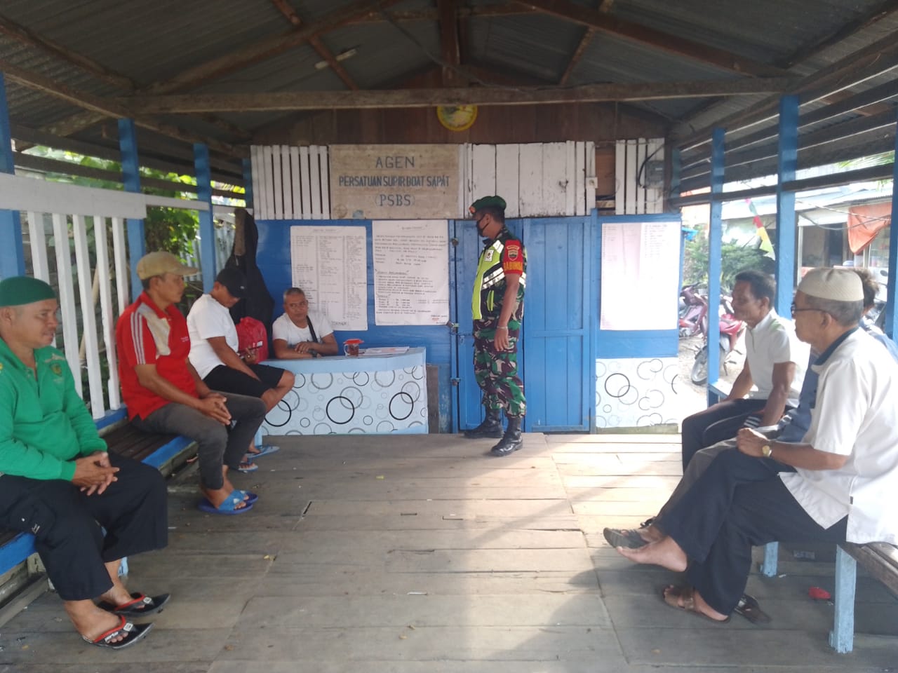 Disiplin Prokes Oleh Anggota Koramil 04/Kuindra Di Wilayah Binaan