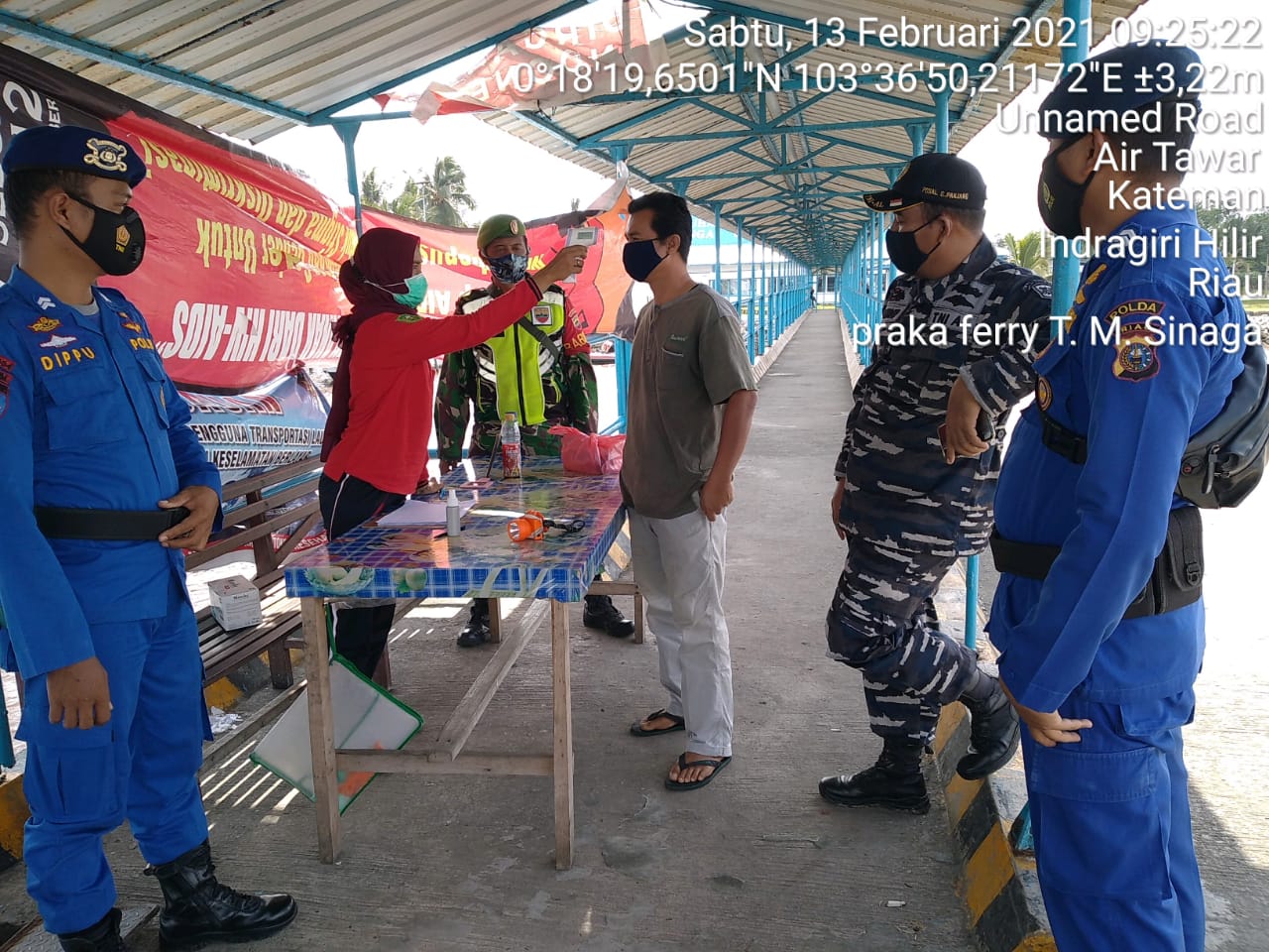 Bersama Tim Gabungan, Praka Feri Pantau Aktifitas di Pelabuhan Syahbandar