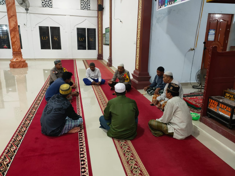 Polsek Kempas Gelar Subuh Keliling, Ajak Masyarakat Jaga Persatuan dan Kesatuan dalam Menghadapi Pemilu 2024.