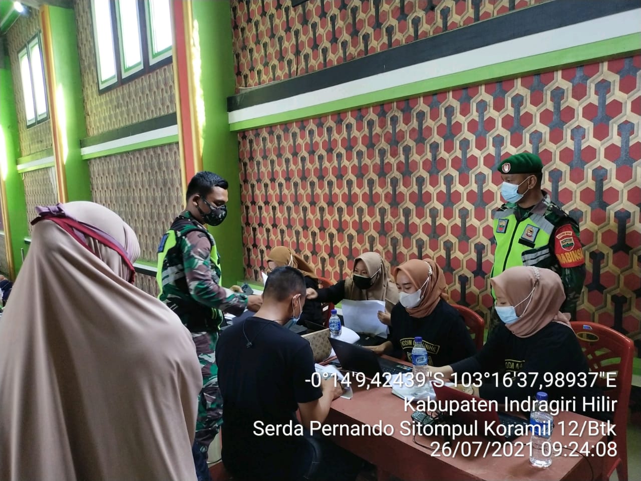 Serbuan Vaksinasi Dilaksanakan di Sungai Piring, TNI Koramil 12/Batang Tuaka Lakukan Pendampingan
