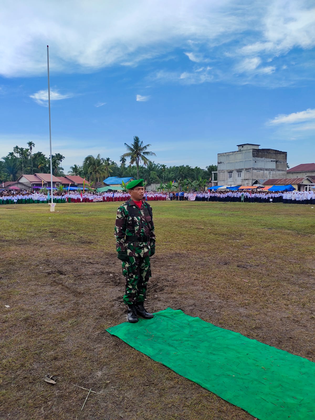 Babinsa Koramil 09/Kemuning Jadi Komandan Upacara Peringatan HUT RI ke-77