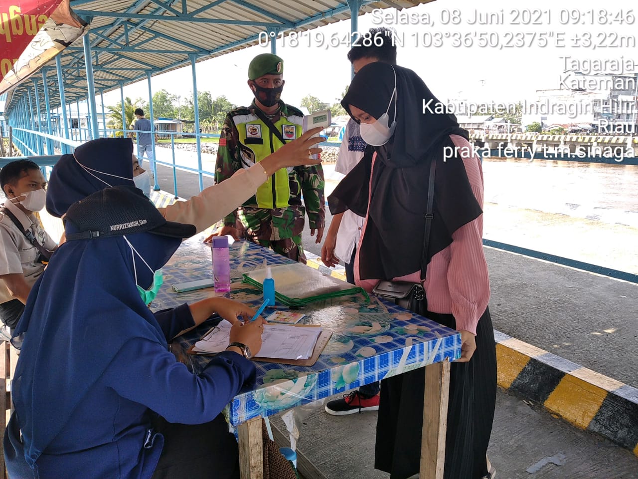 Babinsa Koramil 06/Kateman Berjaga di Pelabuhan Sungai Guntung