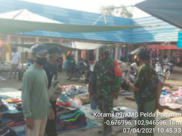 Penegakan Protkes di Pasar Sungai Gergaji, Personil Koramil 09/Kemuning Terus Berikan Himbauan