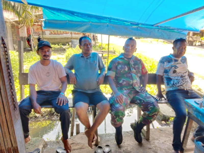 Kegiatan Babinsa Koramil 07/Reteh Wujud Kepedulian TNI kepada Masyarakat