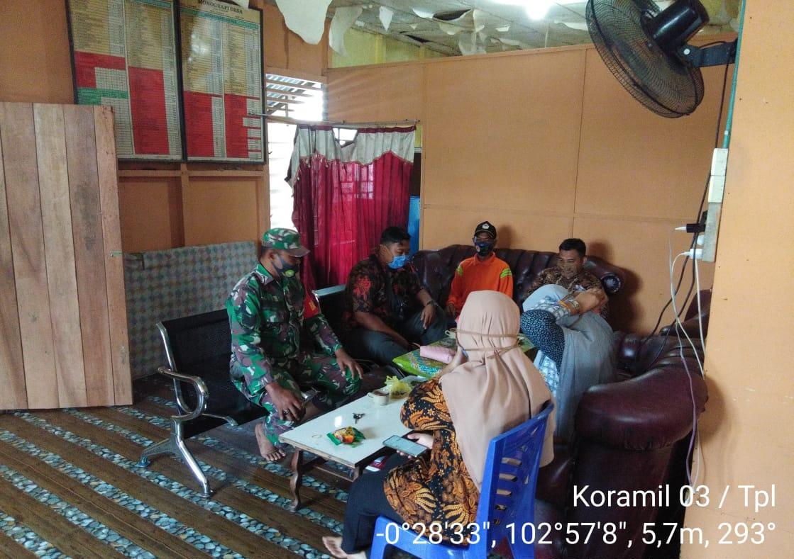 Disela Patroli, Babinsa 03/Tempuling Sempatkan Sambangi Kantor Desa