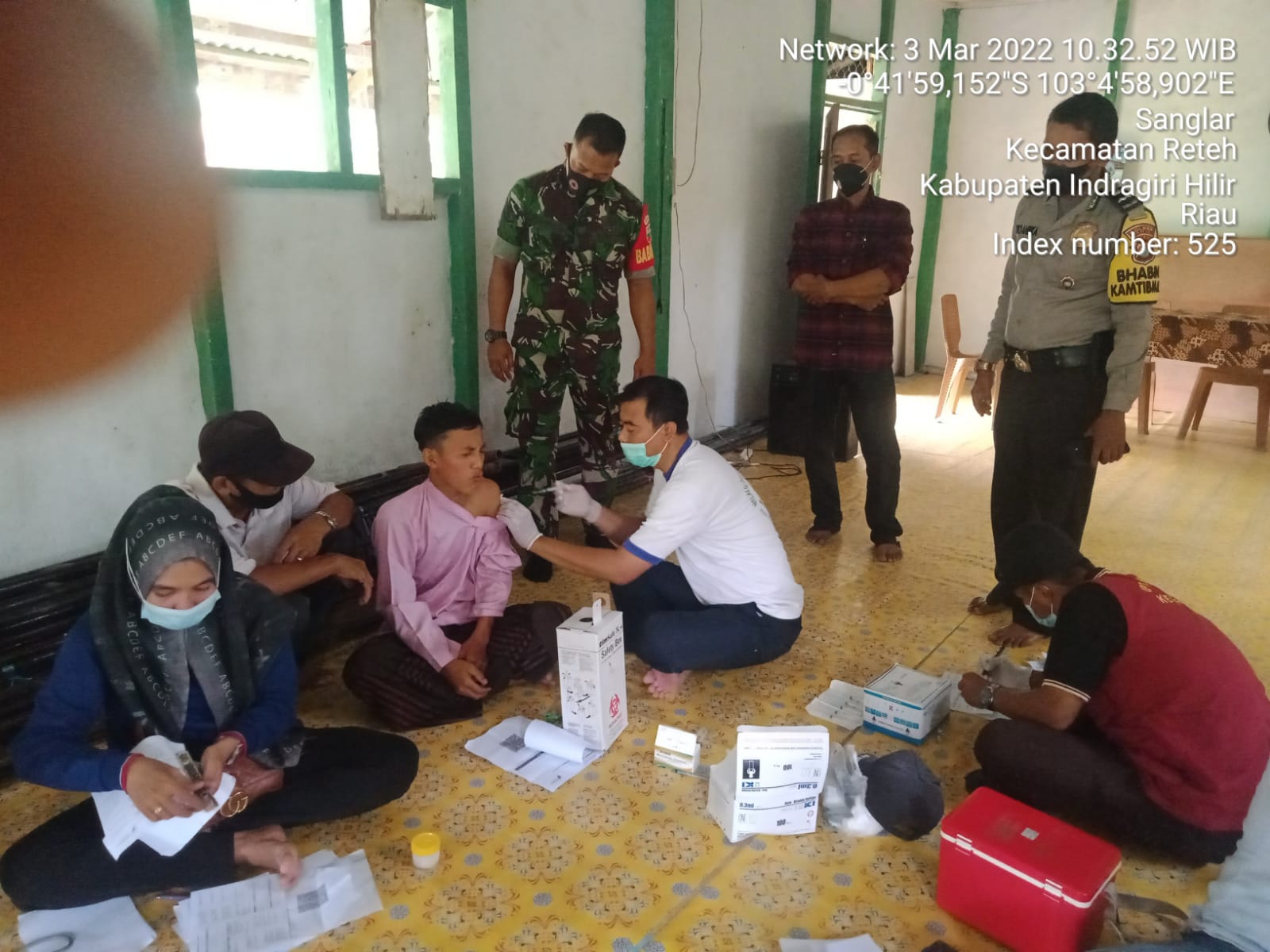 Dampingi Vaksinasi oleh Babinsa Anggota Koramil 07/Reteh