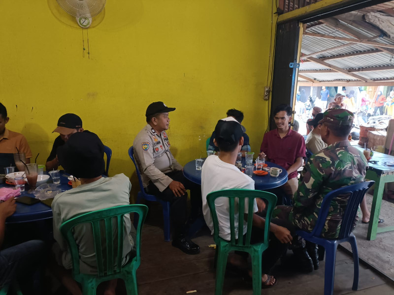 Jalin Silaturahmi, Bhabinkamtibmas Desa Belantaraya Aiptu Edysah Putra Bangun Bersama Babinsa Sampaikan Pesan-pesan Kamtibmas