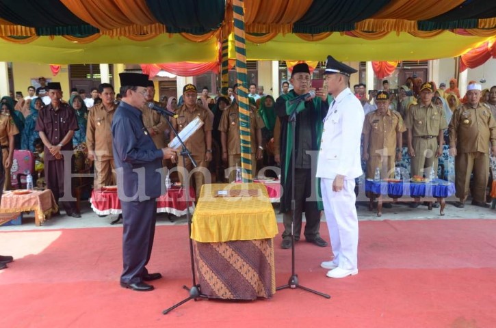 Bupati HM. Wardan  Lantik Penjabat  Kepala Desa Kayu Raja Kecamatan Kerintang