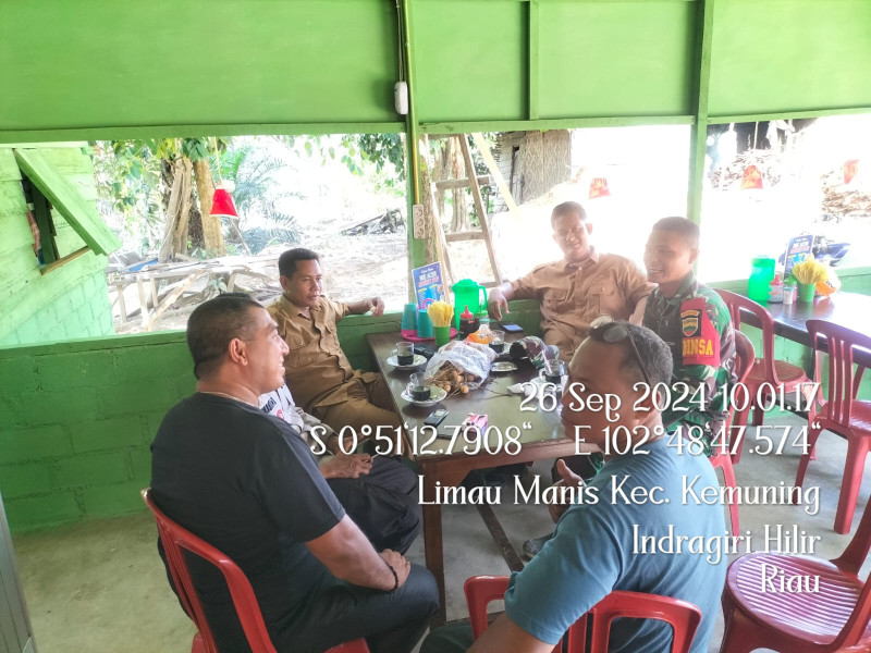 Komsos di Desa Limau Manis, Babinsa Koramil 09/Kemuning Himbau Pilkada Damai
