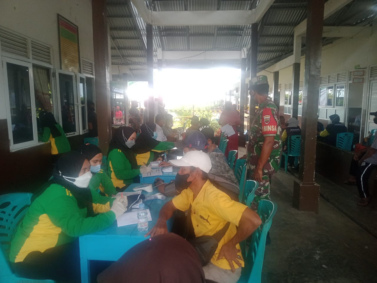 Babinsa Koramil 02/Tanah Merah Bantu Percepat Vaksinasi di PT Sinarmas