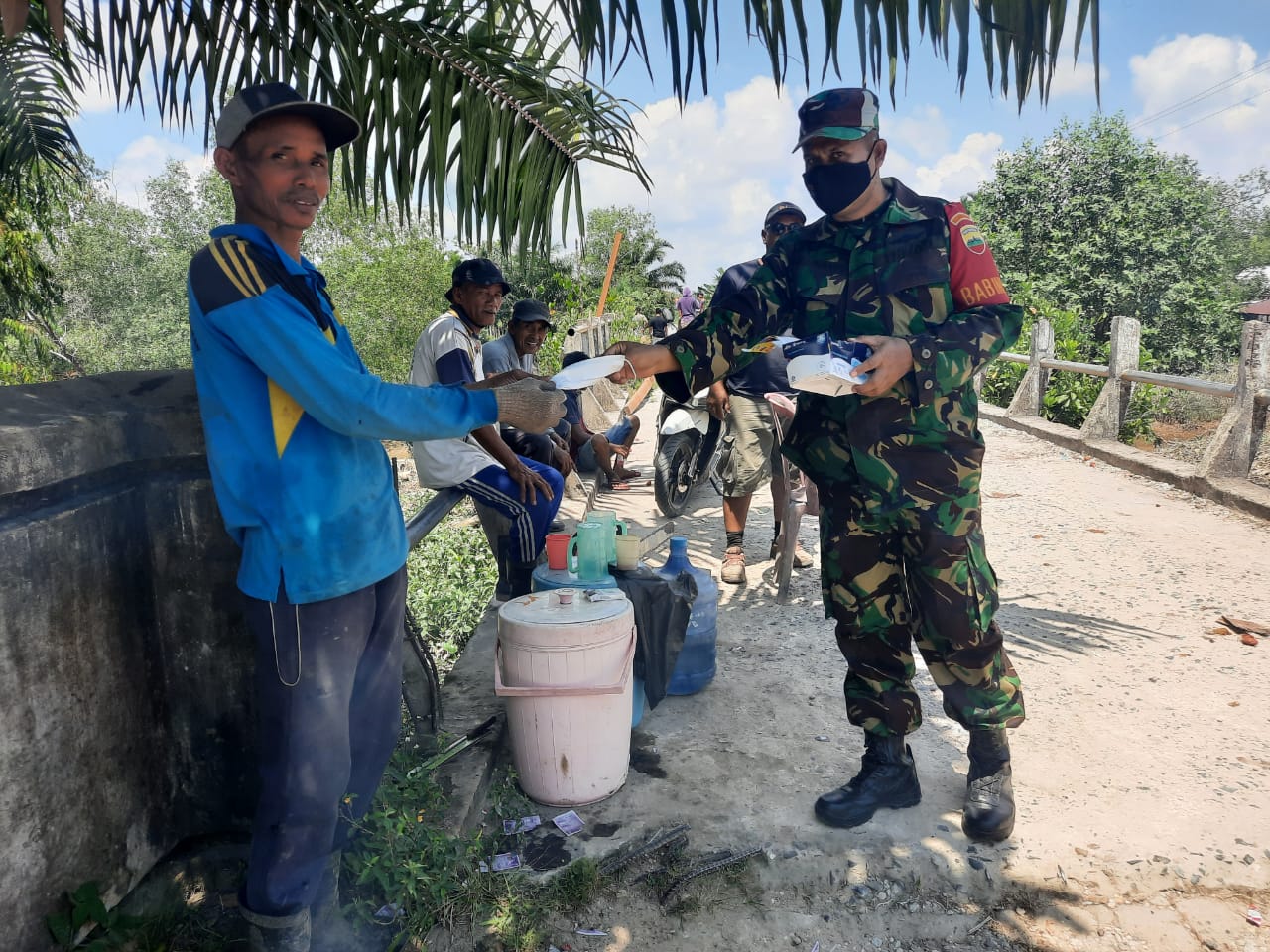 Peduli Kesehatan, Babinsa 03/Tempuling Bagikan Masker untuk Warga