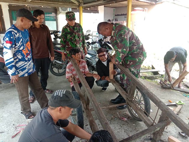 Peduli Kebersihan Pangkalan, Anggota Babinsa Bersihkan Lingkungan Koramil 03/Tpl