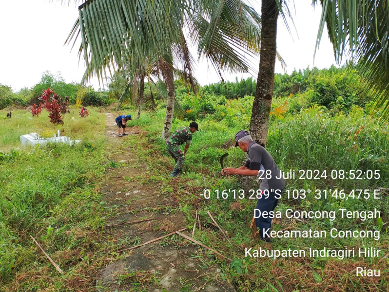 Wujudkan Kebersihan, Babinsa Koramil 04/Kuindra Bersama Masyarakat Giat Goro di Pemakaman Umum
