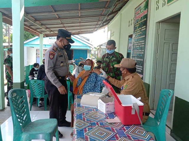 Danramil Kapten Inf Riswanto Gelar Vaksinasi Di Makoramil 03/Tempuling