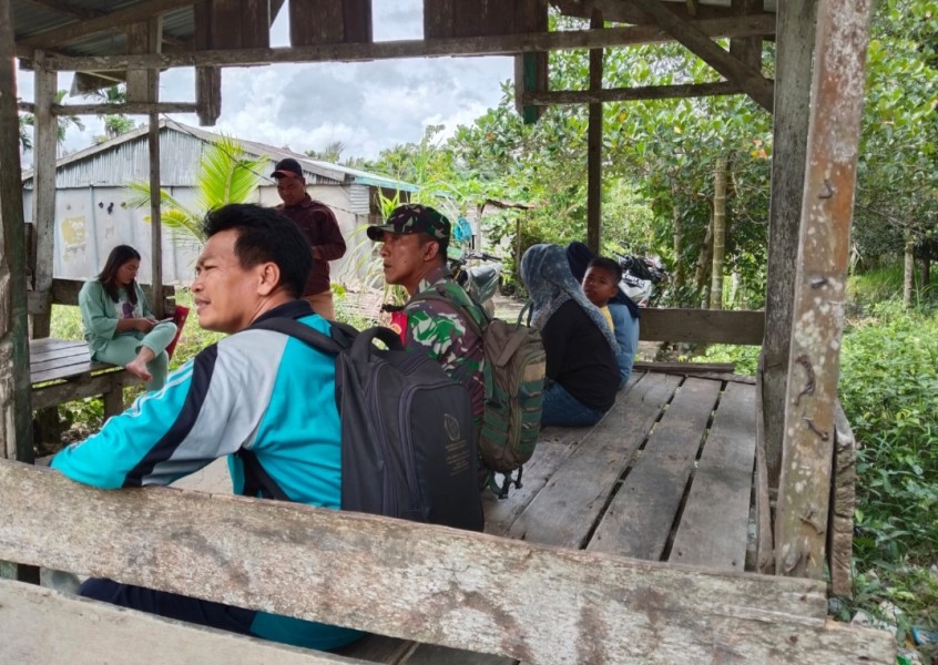 Babinsa Koramil 07/Reteh Secara Rutin Lakukan Pengawasan SDM Bersama Masyarakat Desa