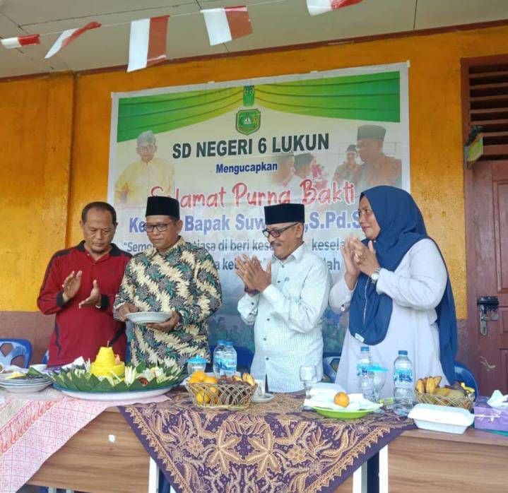 Momen Haru Perpisahan Dengan Guru Purna Bakti Di SDN 6 Lukun