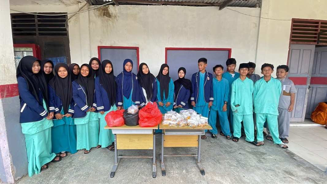 SMPN 4 Belaras Berbagi Takjil, Mengajarkan Anak-anak Indahnya Berbagi di Bulan Ramadhan