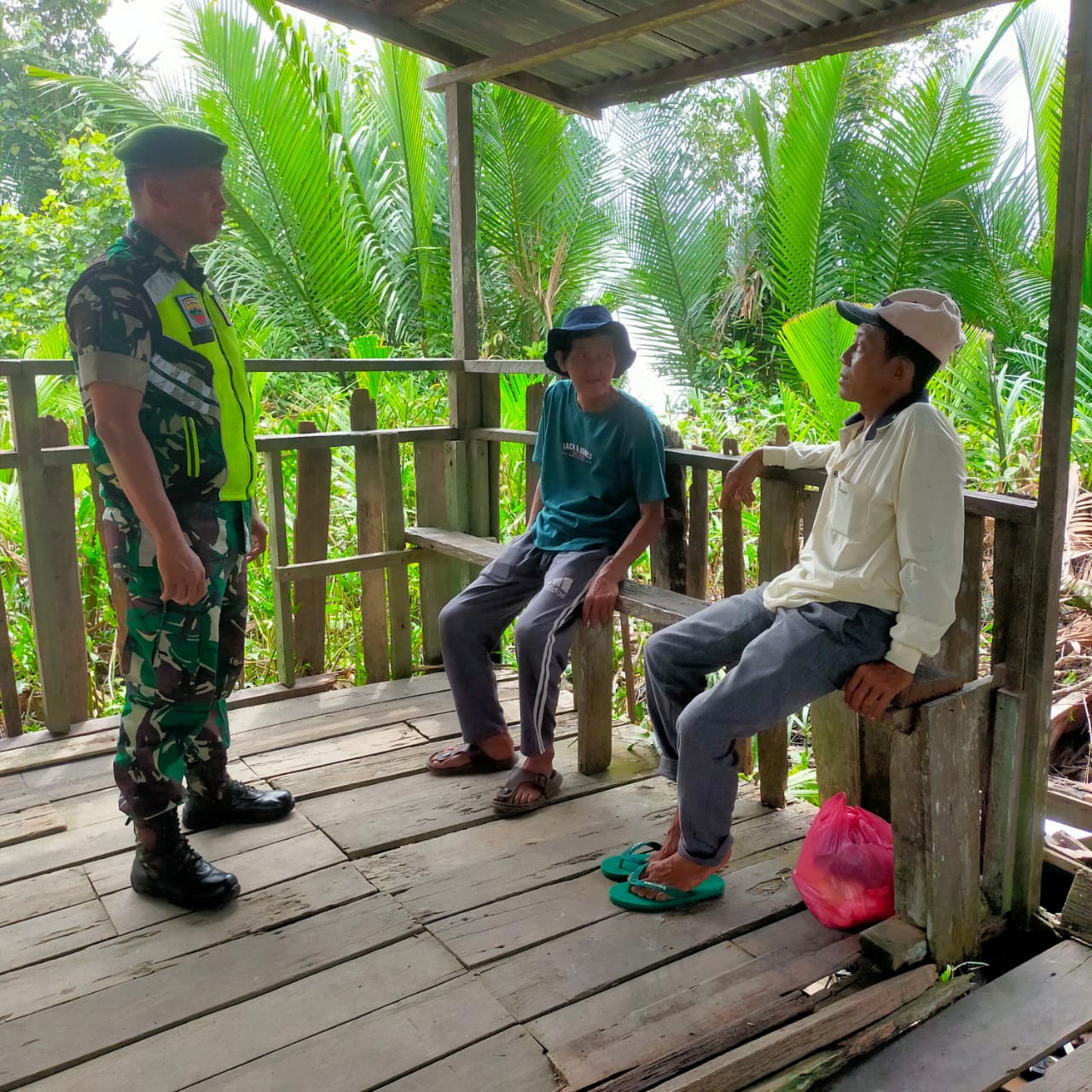 Anggota Koramil 04/Kuindra Serda Denny. S Turun Ke Wilayah Untuk Tegakkan Prokes