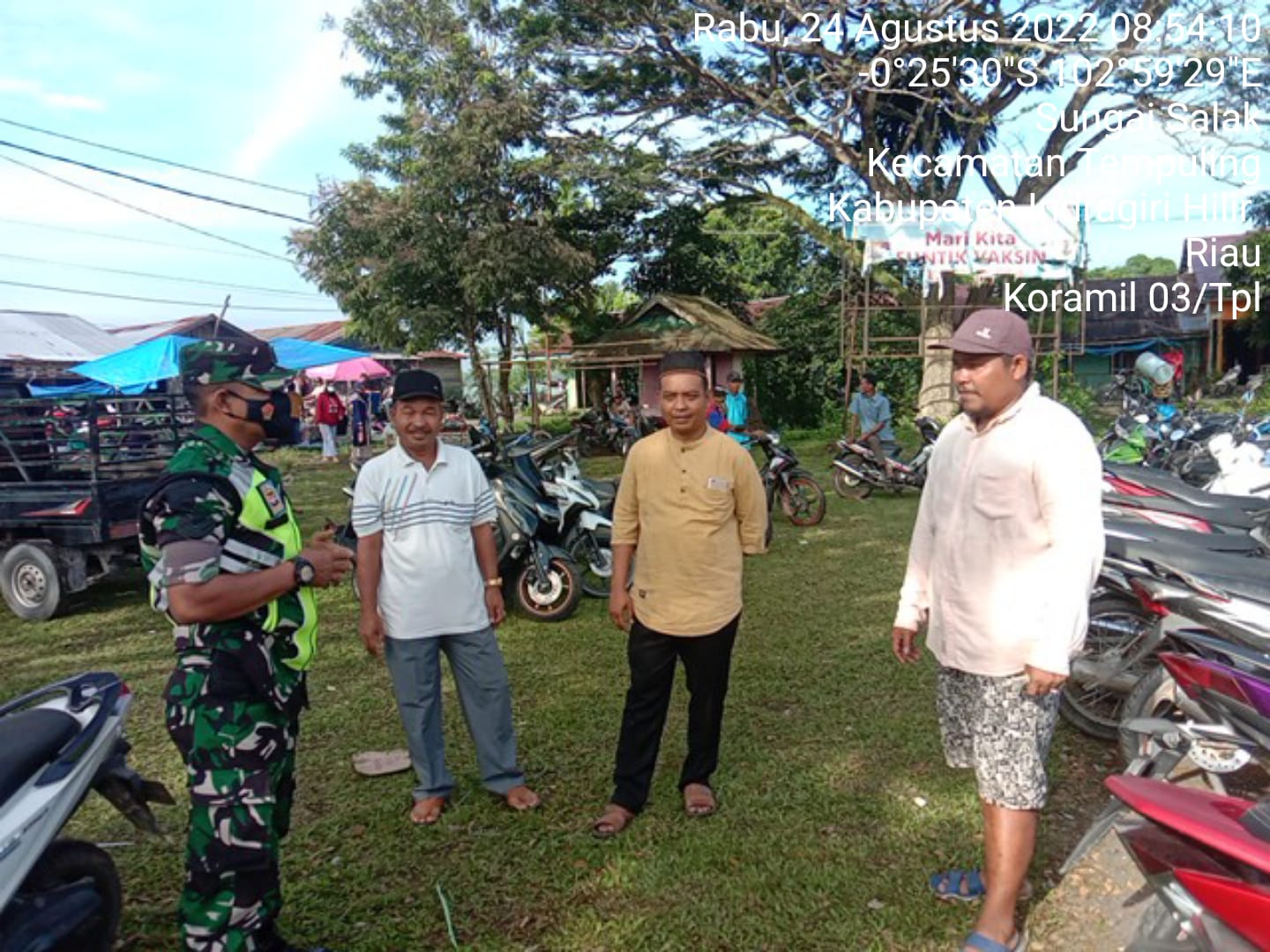 Babinsa Koramil 03/Tempuling Sertu Mistar Komsos Dengan Pengelola Pasar Tradisional Sungai Salak