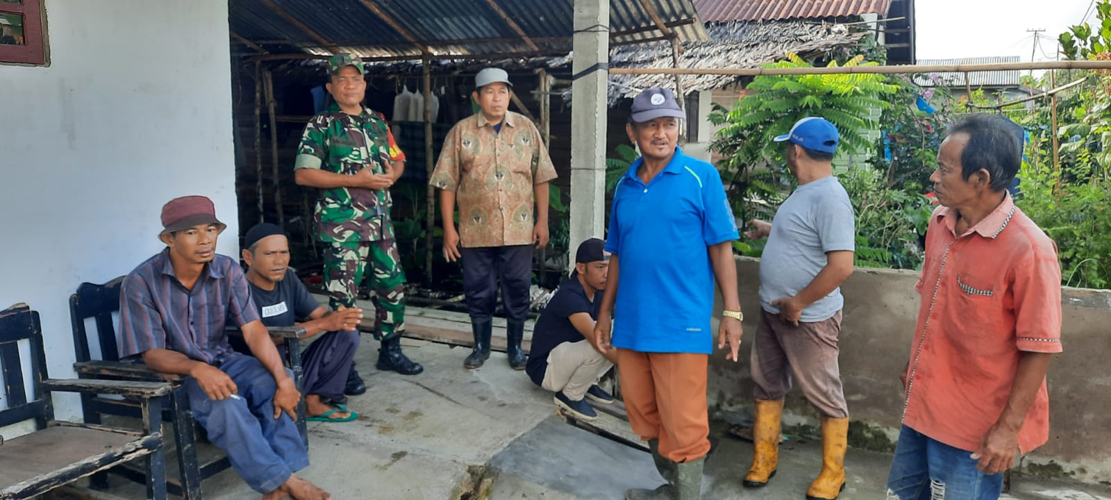Komsos Babinsa 03/Tempuling di Sela-Sela Istirahat Melaksanakan Gotong Royong