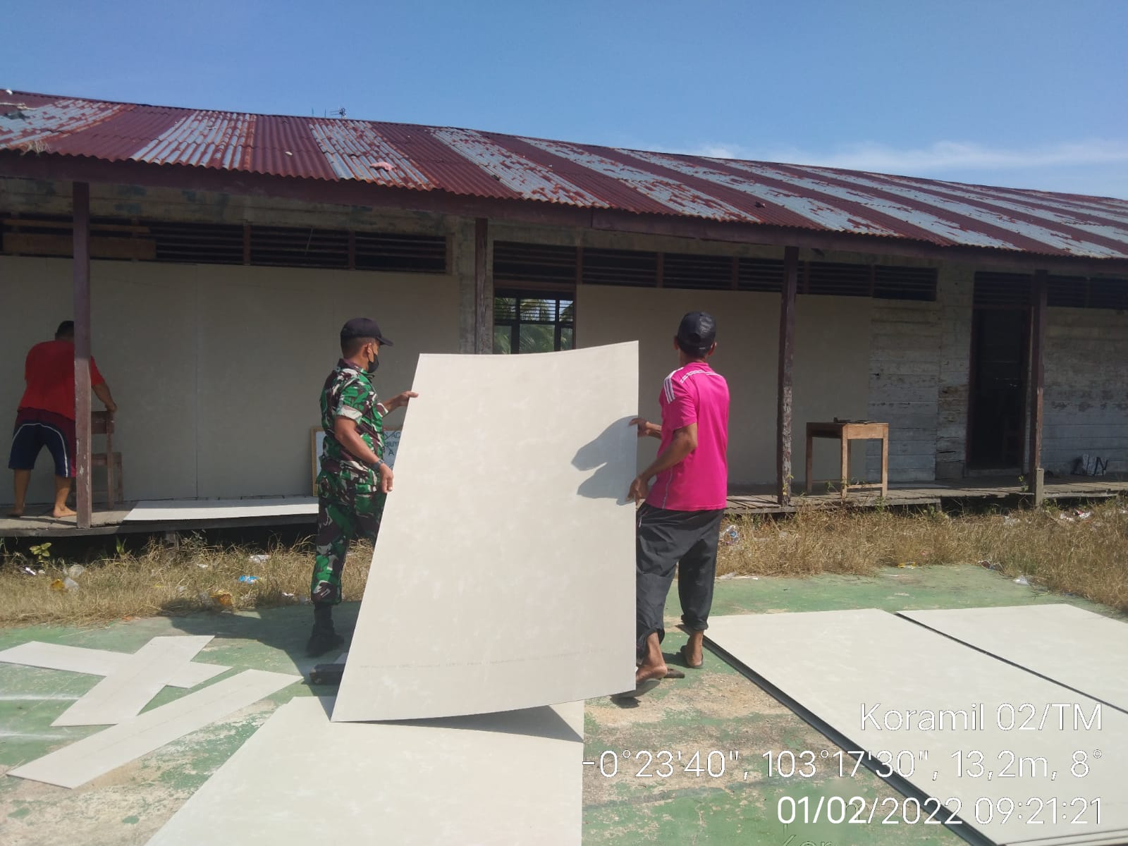 Hari Libur, Babinsa Koramil 02/Tanah Merah  Bersama Warga Goro Perbaiki Sekolah