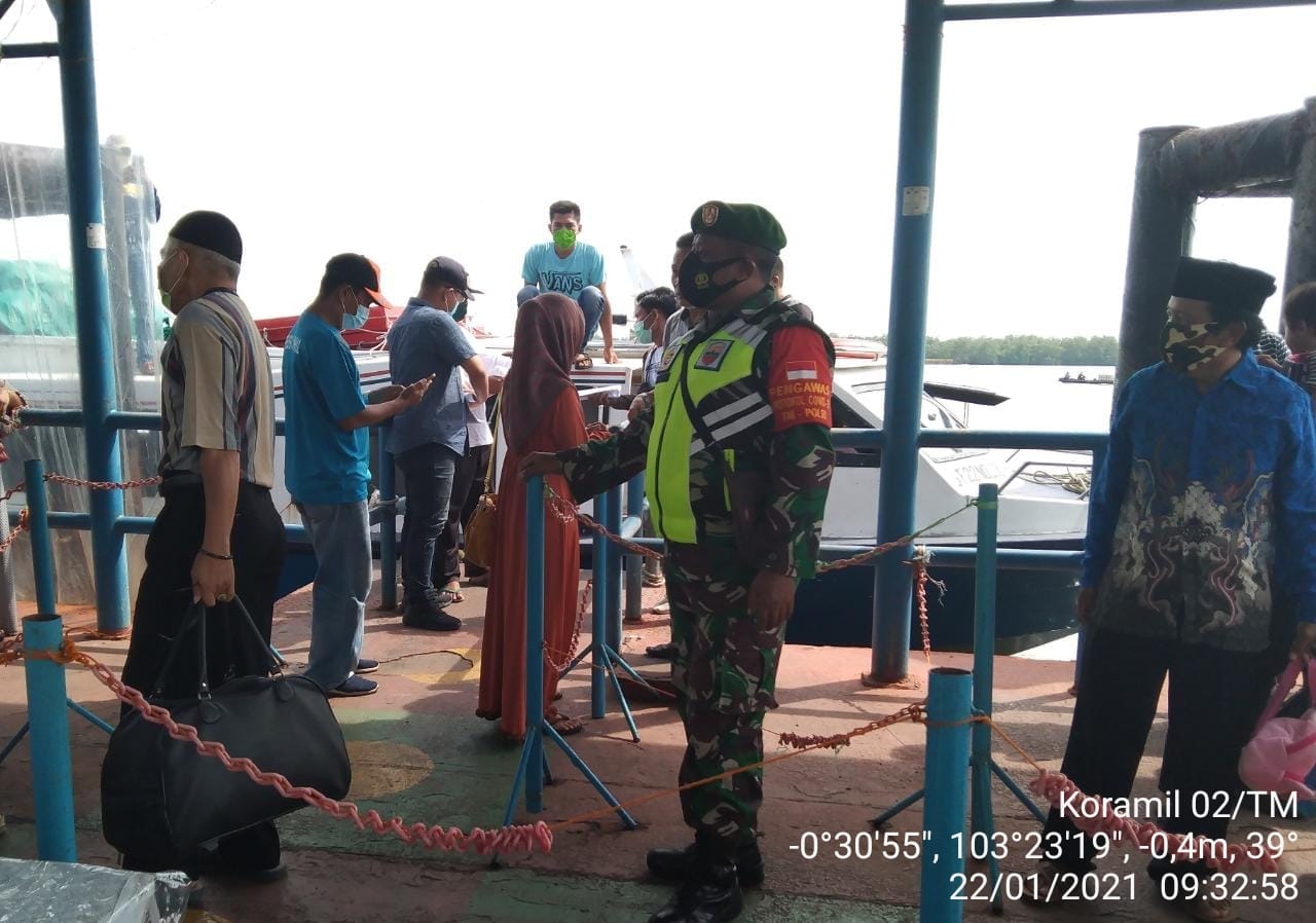 Berikut Pesan Babinsa Koramil 02/Tanah Merah saat Penegakan Protkes di Pelabuhan