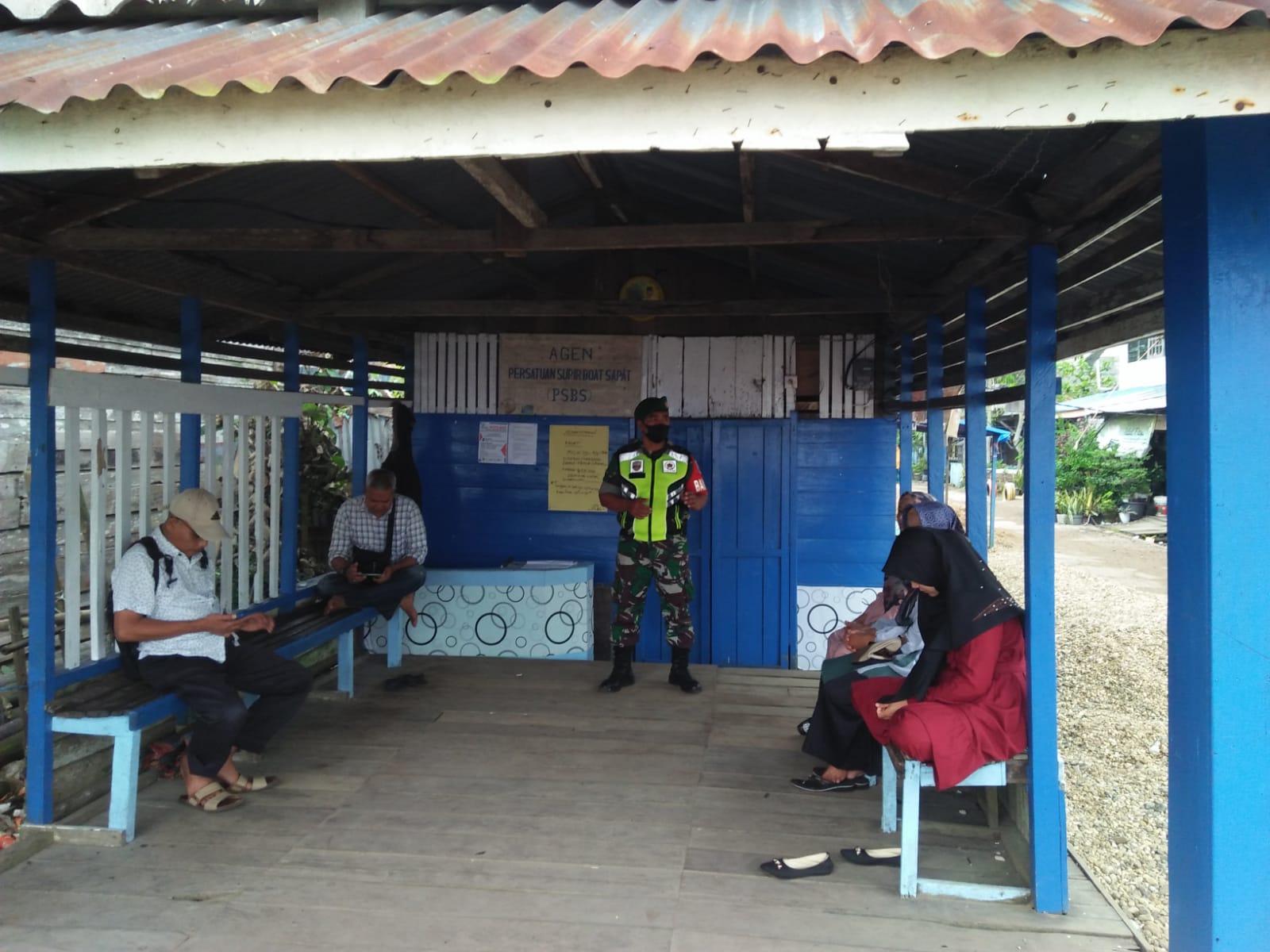 Penerapan Prokes Rutin Dilakukan Oleh Anggota Koramil 04/Kuindra