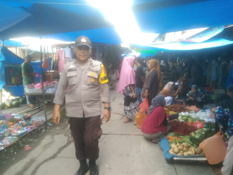 Bhabinkamtibmas Desa Simpang Gaung Aipda Safrizal Zufri Laksanakan Giat Sambang Terhadap Pedagang dan Pengunjung Pasar
