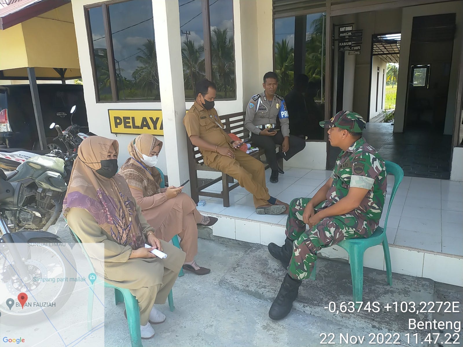 Sertu Bendri Laksanakan Komsos Bersama Nakes dan Anggota Polsek