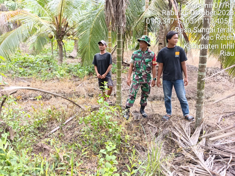 Babinsa Koramil 07/Reteh Lakukan Pemantauan Terhadap Lahan dan Hutan Warga