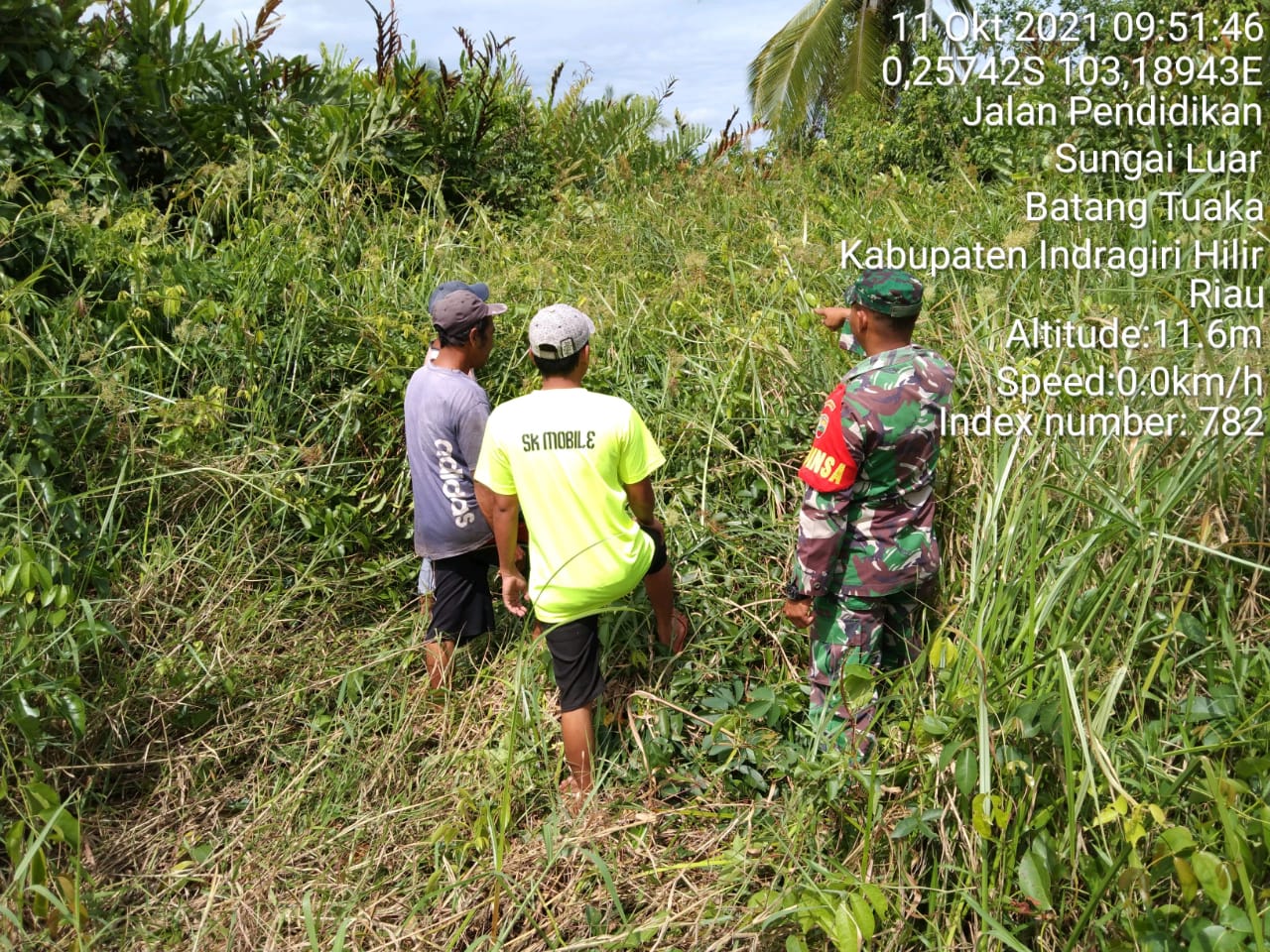 Babinsa Koramil 12/Batang Tuaka Gelar Patroli Karhutla Bersama Masyarakat Sei Luar