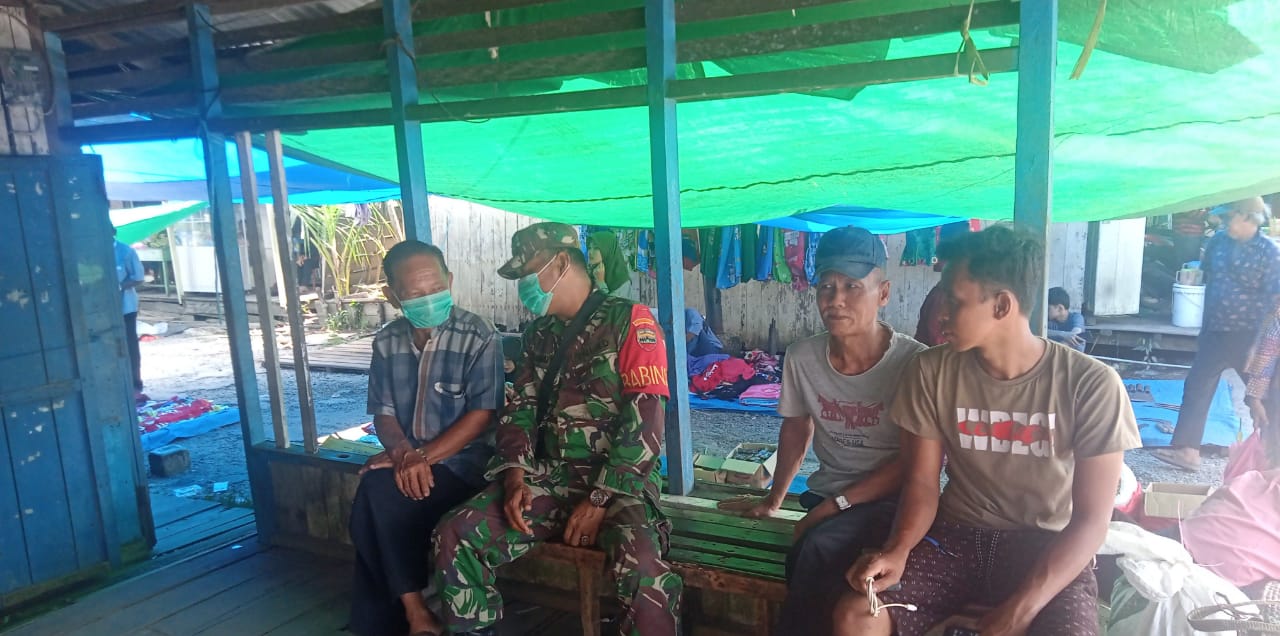 Sertu K Panjaitan Komsos Bersama Warga di Desa Binaan