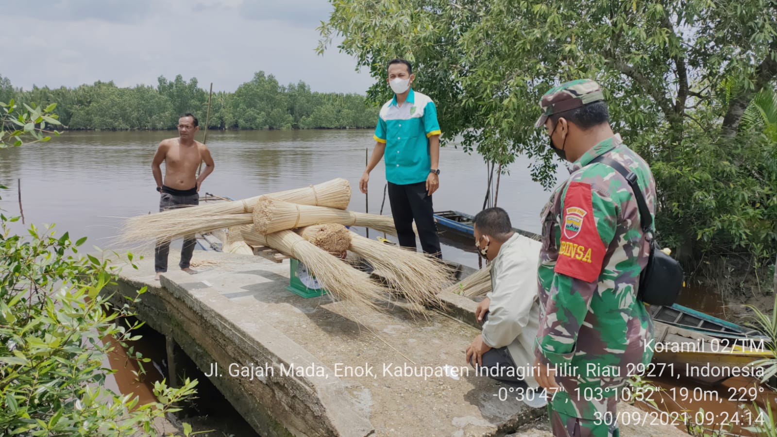 Babinsa Kelurahan Enok Komsos Cek Ketersediaan Bahan Baku Usaha Masyarakat