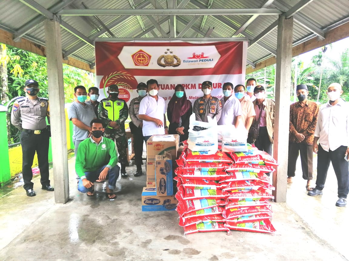 Relawan Peduli Covid-19 Bengkalis Serahkan Sembako Kepada Warga Desa Bantan Timur