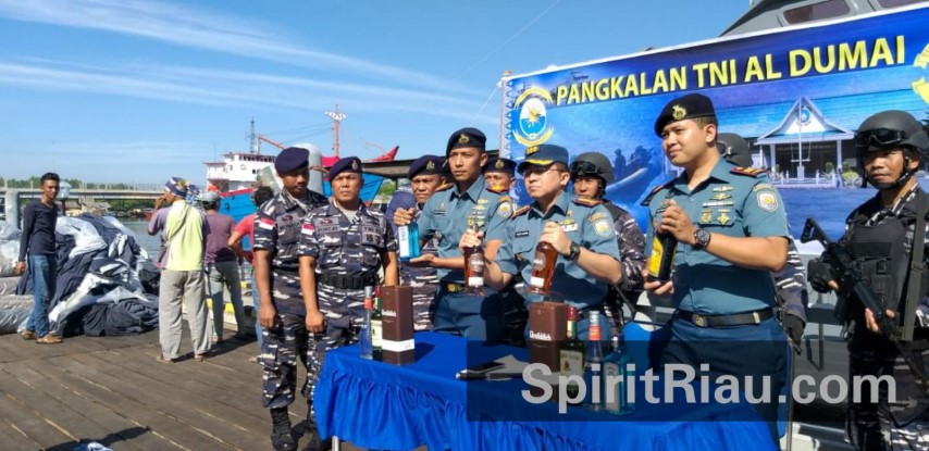 Ratusan Dus Miras dan Kain Textile Berhasil Diamankan Lanal Dumai 