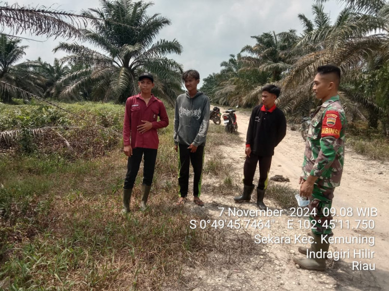 Pencegahan Karhutla Rutin Dilaksanakan Babinsa Koramil 09/Kemuning Demi Kenyamanan Bersama