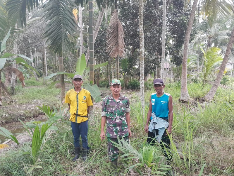 Cegah Karhutla, Babinsa Reteh Ingatkan Warga Metro Bahaya Asap bagi Kesehatan
