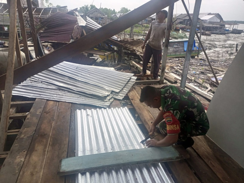 Karya Bhakti Babinsa Koramil 04/Kuindra Dalam Membedah Rumah Warga