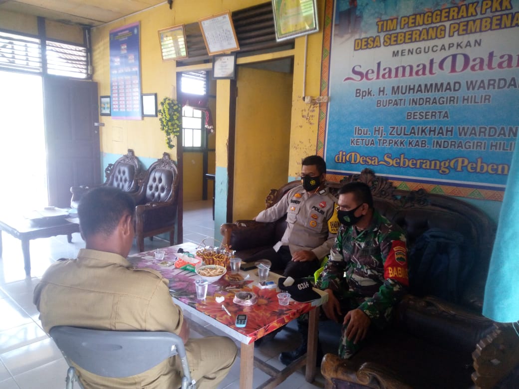 Babinsa Koramil 09/Kemuning Komsos dengan Aparatur Pemerintahan Seberang Pebenaan