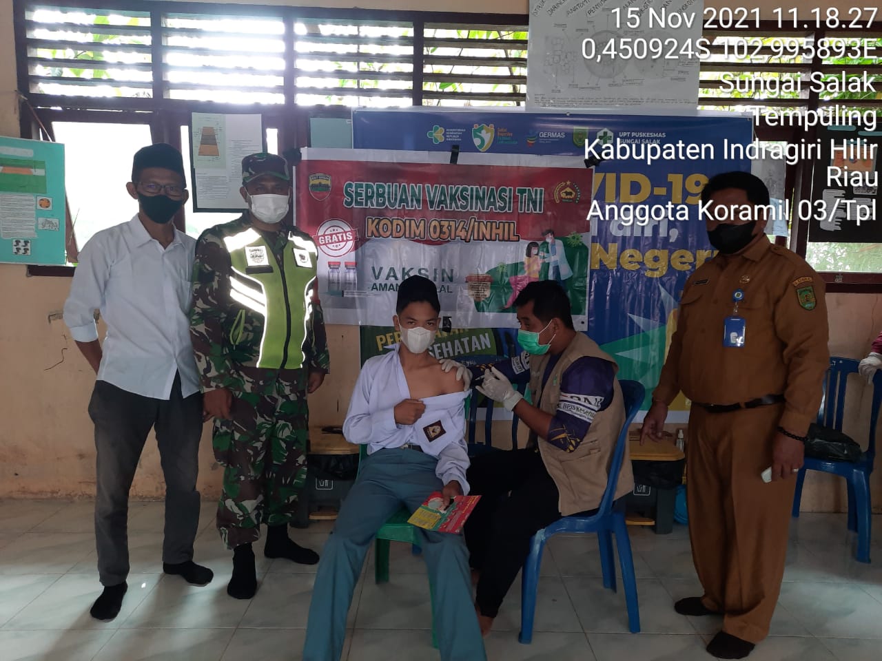 Babinsa 03/Tempuling Dampingi Vaksinasi Siswa-Siswi Di Sekolah