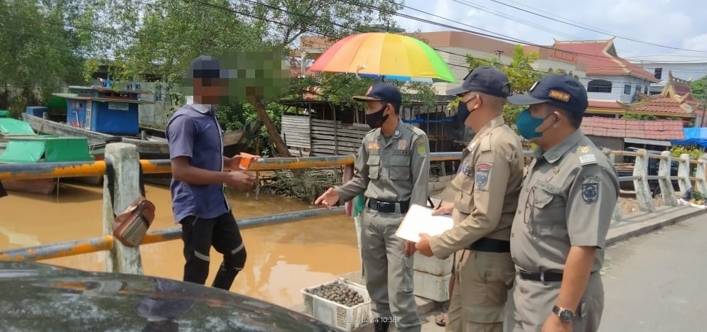 Berjualan di Atas Jembatan, PKL Ditertibkan Satpol PP Inhil