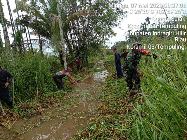 Babinsa Koramil 03/Tpl Goro Bersama Warga Bersihkan Parit