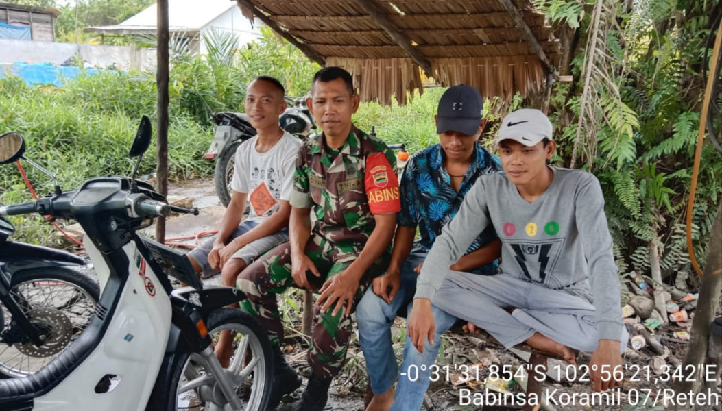 Koramil 07/Reteh Jalin Silaturrahmi dan Berikan Informasi Terkait Keamanan Desa