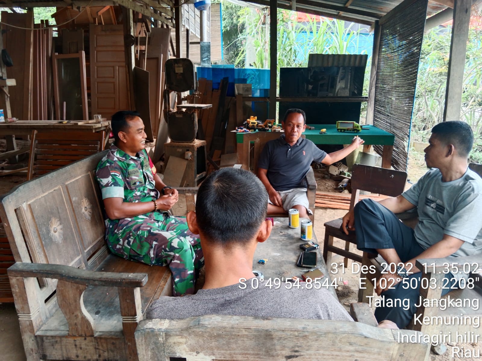 Jaga Keamanan dan Ketertiban Menjelang Tahun Baru, Serda Ramadhan Ajak Komsos Bersama Warga