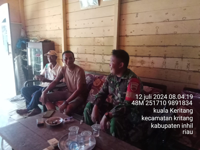 Jumat Berkah, Babinsa Koramil 09/Kemuning Tingkatkan Silahturrahmi Bersama Warga