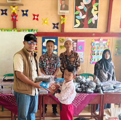 Pemerintah Desa Teluk Dalam Bantu Siswa SDN 011