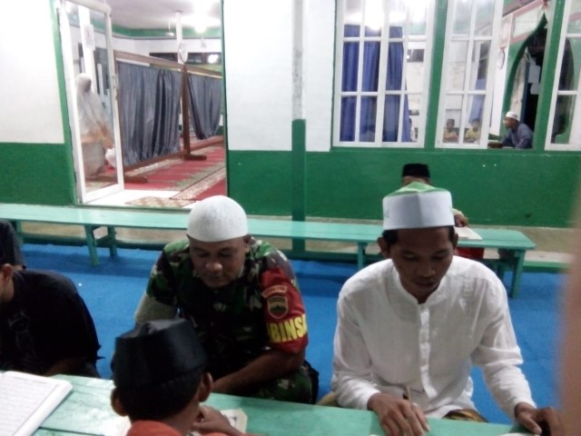Ciptakan Generasi Muda yang Religius, Babinsa Tanah Merah Ikut Serta Mengajari Anak-Anak Mengaji