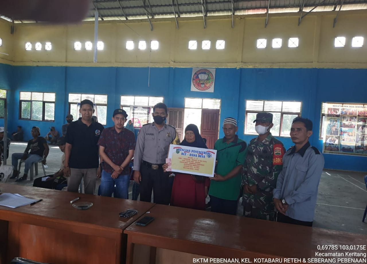 Pendampingan Pemberian BLT Kepada Masyarakat Desa Seberang Pebenaan