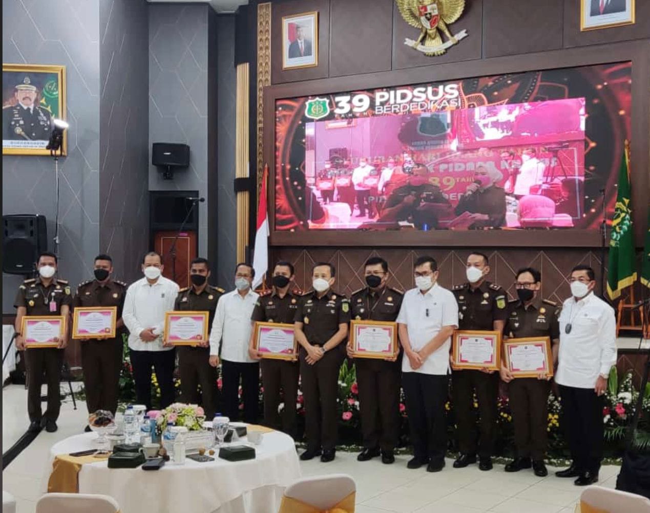 Dinilai Bekerja Baik, Kejari Kuansing Raih Penghargaan dari Kejagung RI